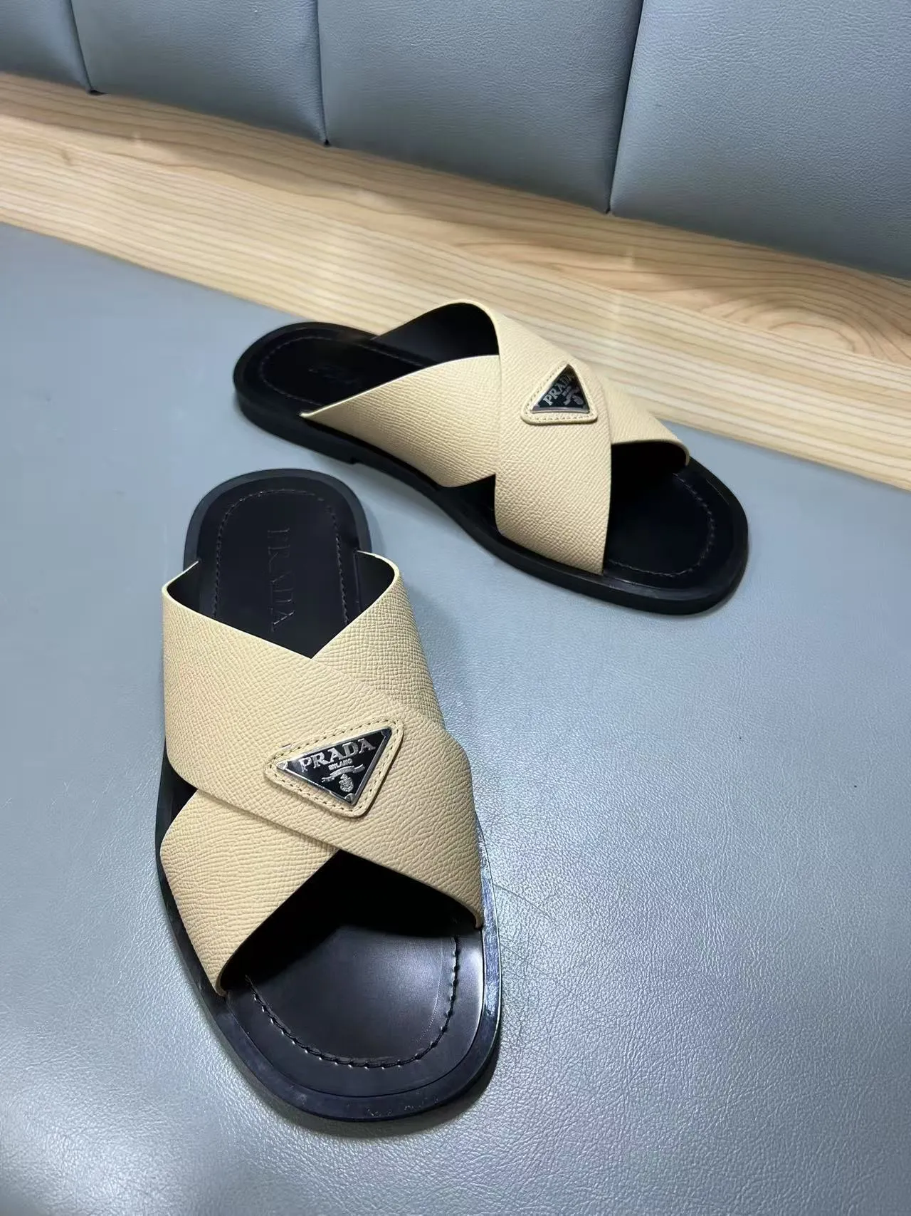 340💰PRADA Prada’s latest slippers are synchronized with the official website. This slipper is made of the brand’s unique and iconic Saffiano leather. The brand logo jumps out from the double straps, and the brand style is clearly visible. Cowhide gives men elegant charm and functional design, making it an ideal choice for vacation and leisure. Size:38-45